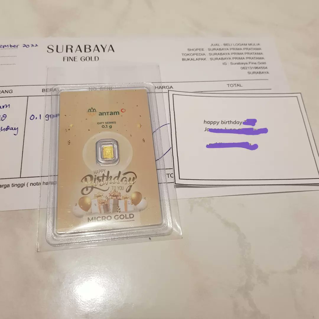 MiniGold_sby_'s tweet photo. Golders, apa sih yang ada di pikiran 
Golders ketika mendengar kata souvenir? Mungkin pernak-pernik kecil dan aksesoris yang Golders 
dapatkan dalam sebuah acara ya? 

Tapi pernah gak Golders dengar kalau souvenirnya emas? Wow mewah banget kan, bukan hal yang 
mustahil lagi. https://t.co/UMNUXzbMjg