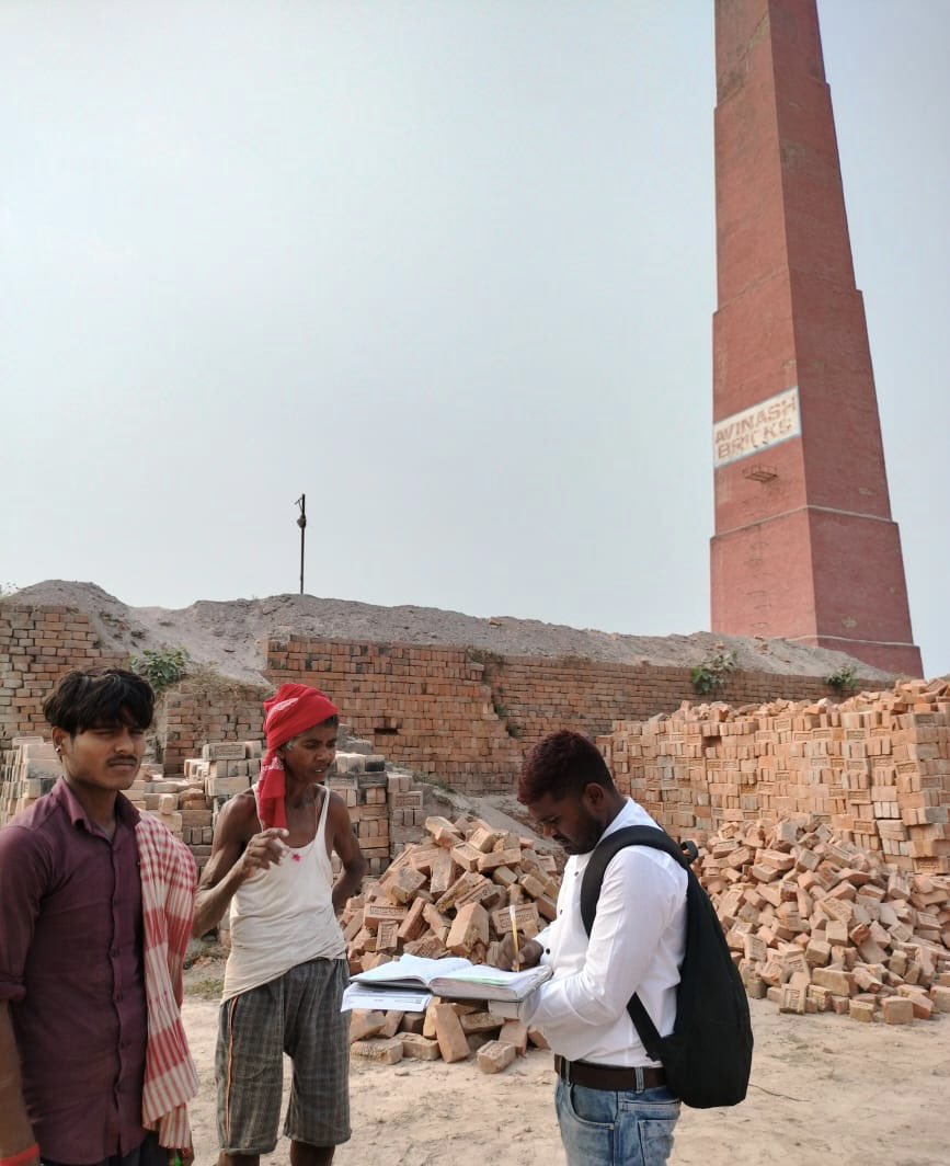 IIHIndia's tweet photo. Our field coordinators from #Dalsinghsarai, #Hasanpur and #VidyapatiNagar, are engaging with people working at #brickkilnsites and screening them for any possible #symptomsofTB or even otherwise. https://t.co/SYacDecKtF