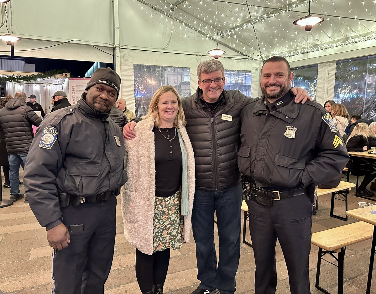 ErinforBoston's tweet photo. Hot cocoa, holiday lights, @Tuscan_Kitchen food, and lots a friendly neighbors at the @FPNA_Boston  Holiday Gathering at the Snowport. Make sure you make it down to the Winter Market for some great holiday shopping. 
#seaport #southbostonwaterfront #actionnotjustwords #bospoli https://t.co/RjAcOgO33G
