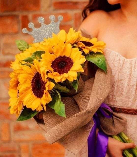Hoy mujeres tú que no 
valen la pena... 
Valen la vida!!!👩🌻 
#HoymujerestúquenovalenlapenaValenlavida🌻