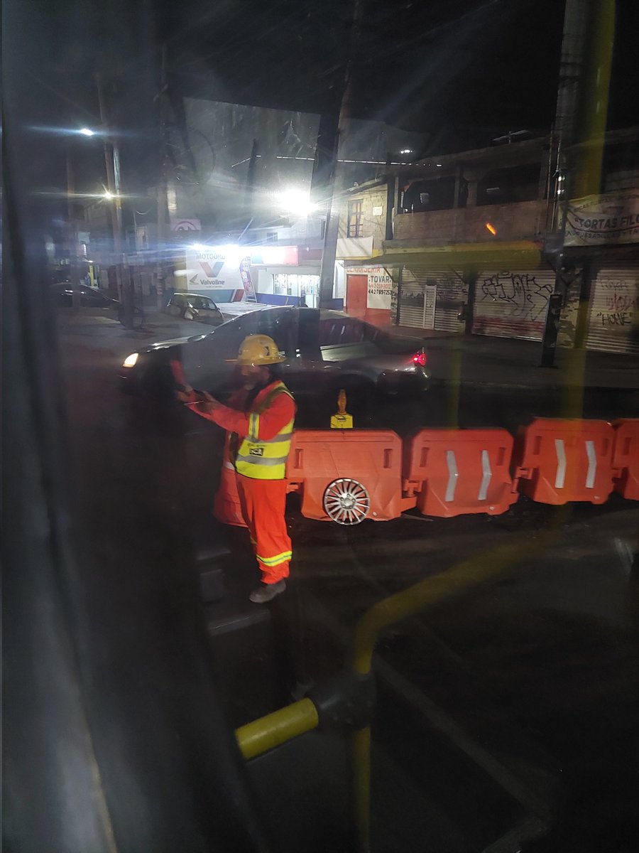 Rachel_soy's tweet photo. En lugar de tener a esta persona en un punto donde NO HAY TRAFICO muevanl9 por la obrera...trafico intenso y no hay nadie en ese punto dirigiendo el trafico https://t.co/AetTTpa3JG
