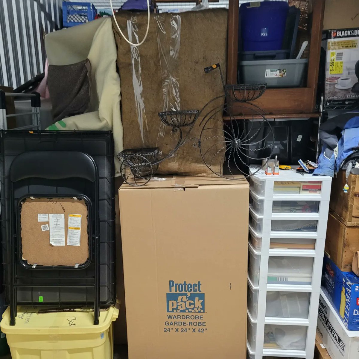 TanyaPacker2's tweet image. Moving day! 
Please have patience with me... lol

Moving 3000 books is not an easy task! 

#movingboxes #movingbooks