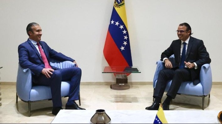 Ysakaden's tweet photo. #PdvsaEnVictoria
#FelizNoche
#DulcesSuenos
El Aissami se reunió con el presidente de #Chevron y anunció contratos para empresas #mixtas
El ministro de #Petróleo, Tareck El Aissami, se reunió con el presidente de Chevron en Venezuela.. https://t.co/Sar3aWFHp1