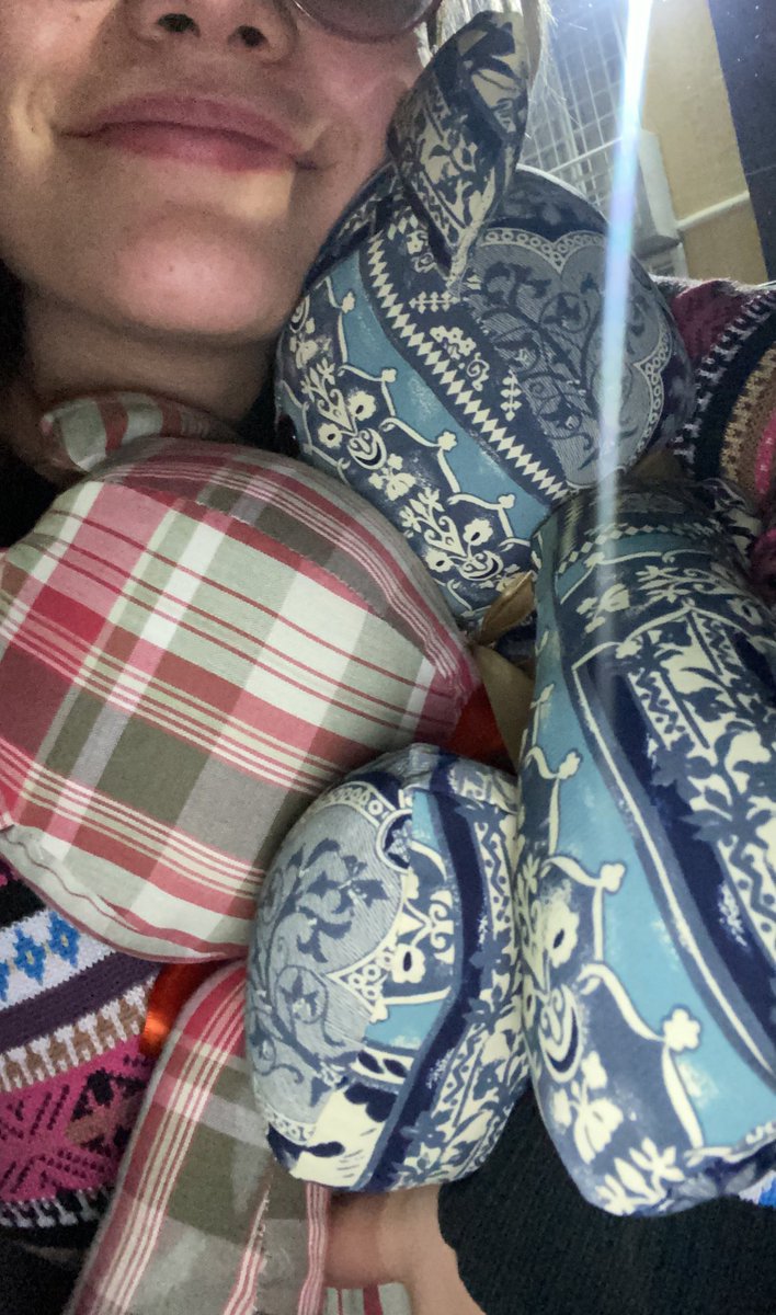 viojacobo's tweet photo. Mi mejor amiga me regalo un osito con una de las camisas de mi abuelita y de verdad abrazo mi corazón muchísimo. Muchas gracias y también a su cómplice @pao_alheli9 🥹💖 Soy la más afortunada por tenerlas en mi vida, las amo con todo mi ser @kill_less 💖🥹 https://t.co/Jt1pPFddpO