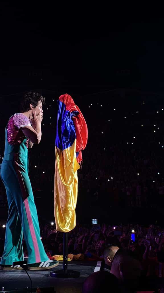 saracastro_r's tweet photo. "Styles, Colombia y el aguardiente un solo corazón" - S 🫀✨ 

- Un hilo de todo lo qué pasó con Harry durante el Love On Tour 2022 en Colombia 🇨🇴 https://t.co/qB4VOxYyD8
