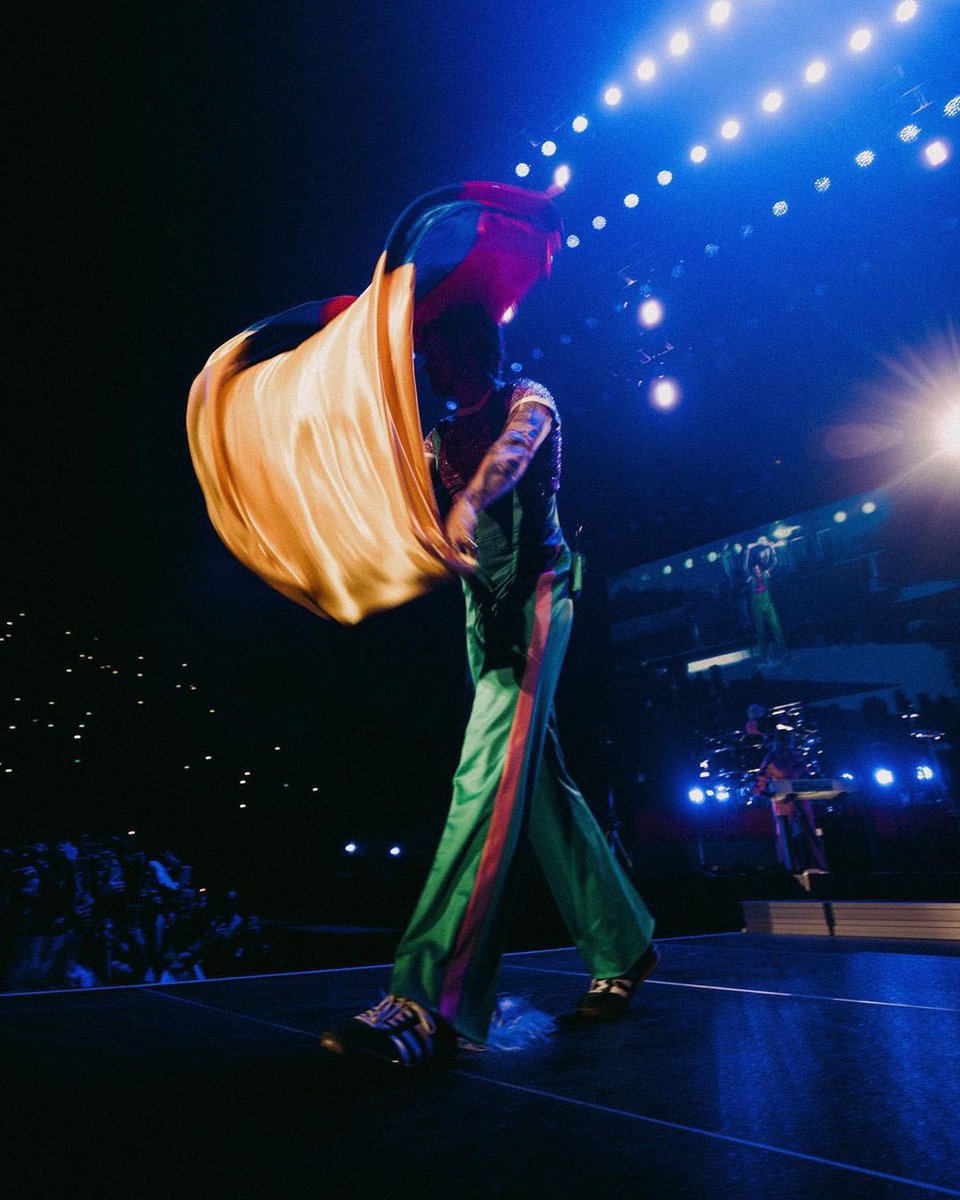 saracastro_r's tweet photo. "Styles, Colombia y el aguardiente un solo corazón" - S 🫀✨ 

- Un hilo de todo lo qué pasó con Harry durante el Love On Tour 2022 en Colombia 🇨🇴 https://t.co/qB4VOxYyD8