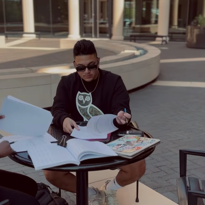 SpearsBusiness's tweet image. Yes, you can buy a house at the Business Building 🏡

Elian Trujillo will graduate this December with a booming construction company, RT&amp;amp;E Construction, and a business degree.

From a 12-year-old mowing lawns to recently closing on his 15th home. 

bit.ly/3FadW5q