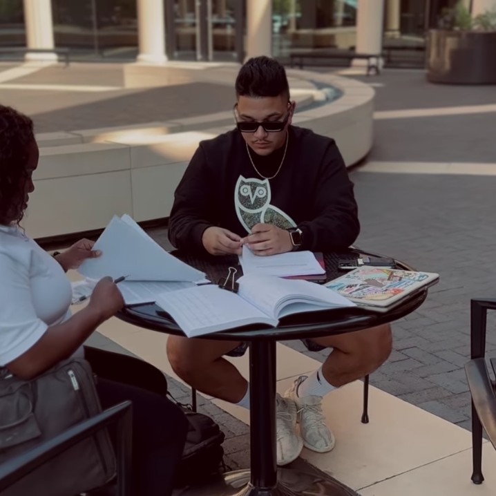 SpearsBusiness's tweet image. Yes, you can buy a house at the Business Building 🏡

Elian Trujillo will graduate this December with a booming construction company, RT&amp;amp;E Construction, and a business degree.

From a 12-year-old mowing lawns to recently closing on his 15th home. 

bit.ly/3FadW5q