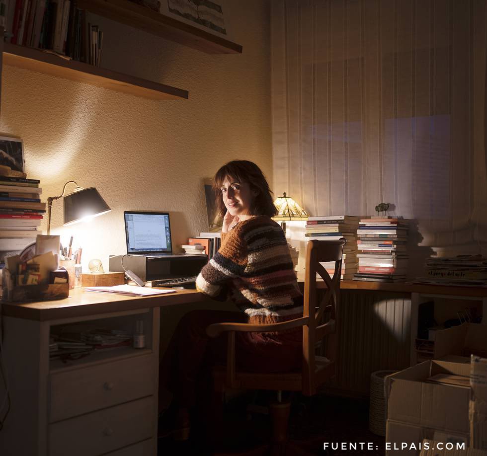 CosasEscritores's tweet photo. Irene Vallejo sentada frente a su computadora. https://t.co/U3G5KjnxG5
