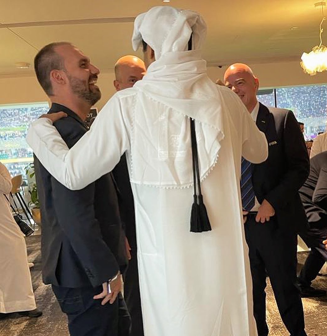 PatriaBrasil3's tweet photo. Sheik @TamimBinHamad, líder do Qatar e anfitrião da copa, recepcionando Eduardo Bolsonaro. 
Morram de inveja esquerdistas dos infernos! https://t.co/CO8nCit7tg