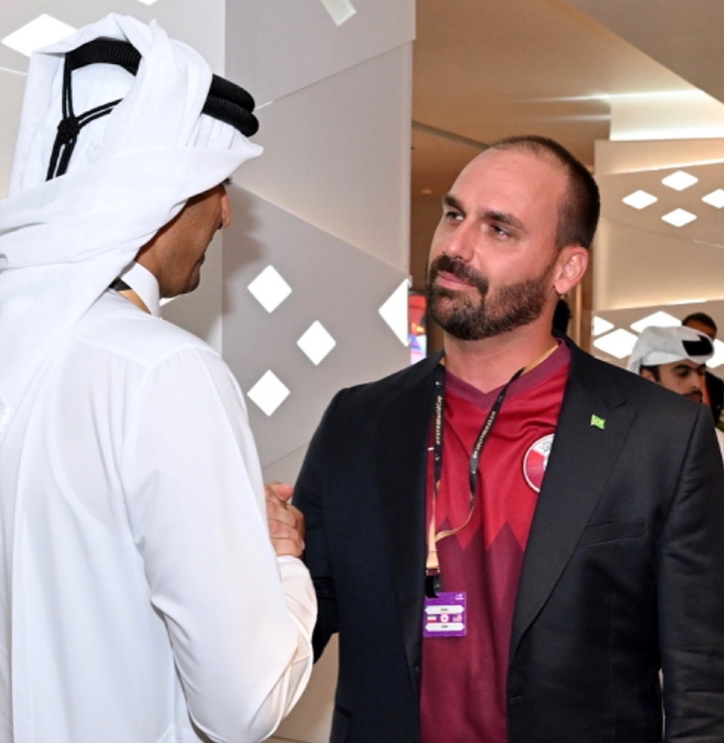 PatriaBrasil3's tweet photo. Sheik @TamimBinHamad, líder do Qatar e anfitrião da copa, recepcionando Eduardo Bolsonaro. 
Morram de inveja esquerdistas dos infernos! https://t.co/CO8nCit7tg