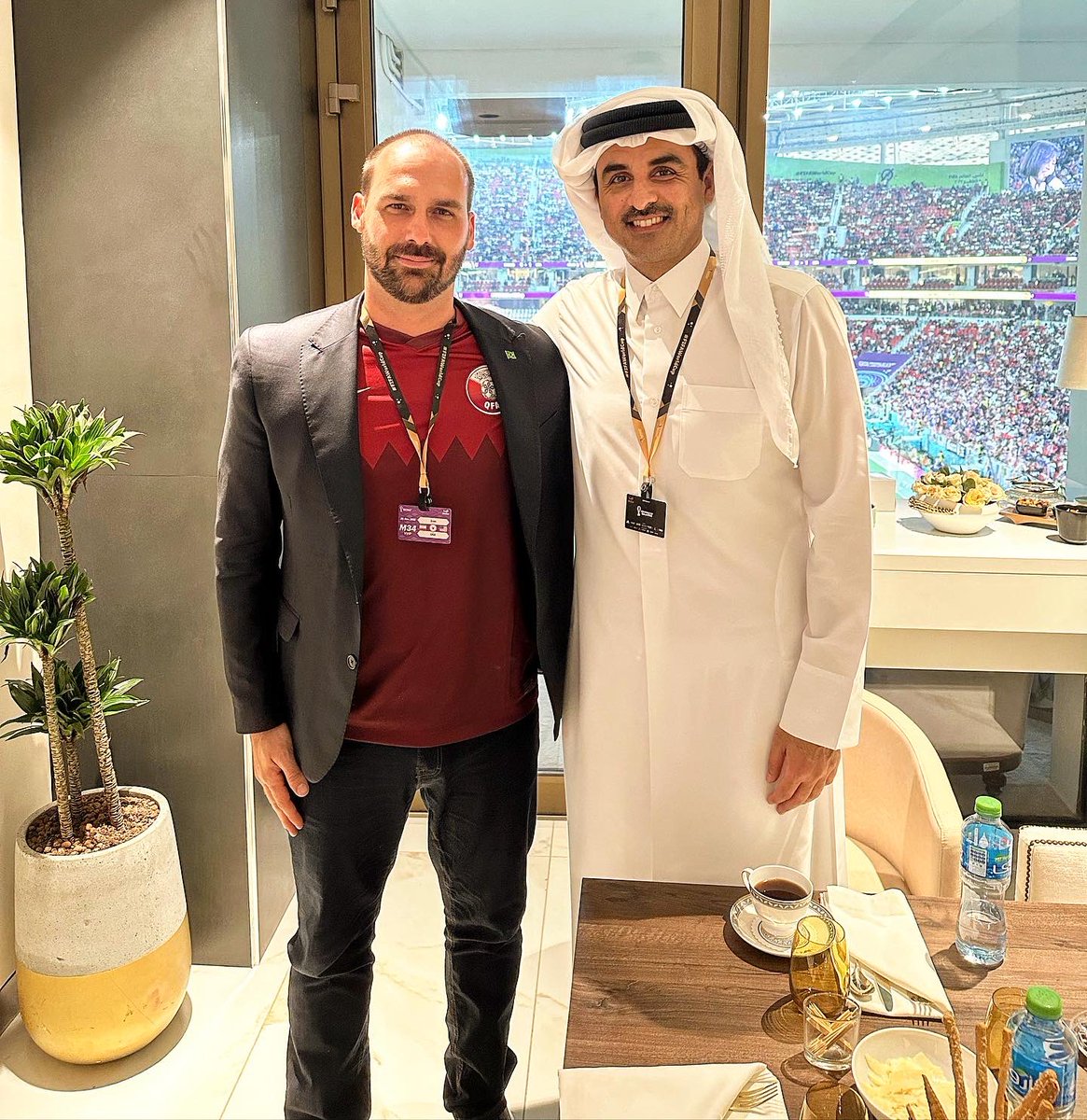 PatriaBrasil3's tweet photo. Sheik @TamimBinHamad, líder do Qatar e anfitrião da copa, recepcionando Eduardo Bolsonaro. 
Morram de inveja esquerdistas dos infernos! https://t.co/CO8nCit7tg
