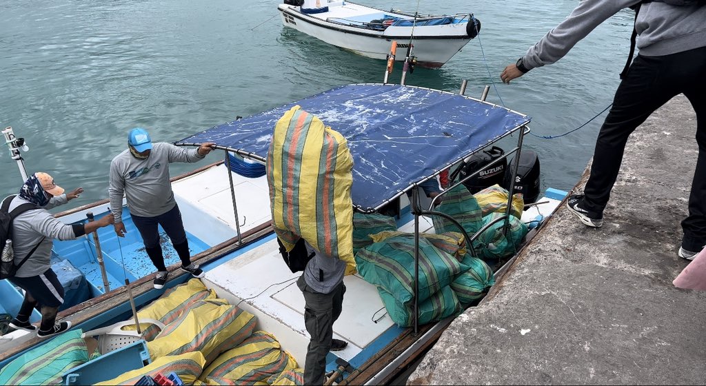 TUNACONSorg's tweet photo. Fin de la jornada de limpieza de playas y submarina.

#IniciativaCuidandoGalápagos
📍San Cristóbal
🚻+60 voluntarios
🛶 8 embarcaciones
🤿 10 buzos 
🗑️ 1.381 kilos de basura recogida. 

Colaboramos juntos por un ecosistema marino sano. 
@pesqueriaec @LaFENACOPEC @parquegalapagos https://t.co/Gbioh2be1I