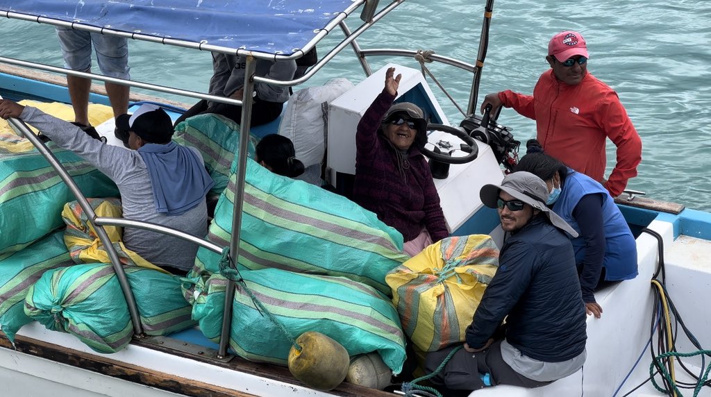 TUNACONSorg's tweet photo. Fin de la jornada de limpieza de playas y submarina.

#IniciativaCuidandoGalápagos
📍San Cristóbal
🚻+60 voluntarios
🛶 8 embarcaciones
🤿 10 buzos 
🗑️ 1.381 kilos de basura recogida. 

Colaboramos juntos por un ecosistema marino sano. 
@pesqueriaec @LaFENACOPEC @parquegalapagos https://t.co/Gbioh2be1I