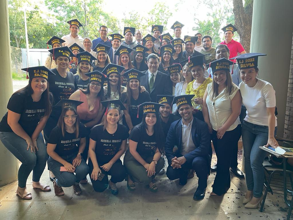 MercadoRotela_E's tweet photo. Hoy 44 alumnos de la Escuela Judicial (Civil B Asunción) culminaron 2 años de conocimientos para el ejercicio d la función judicial. Uno al entregar su examen me dijo: "Gracias a tu examen me doy cuenta lo mucho q me falta para ser juez". Esto se valora: la honestidad intelectual https://t.co/dVqiqvvzFn