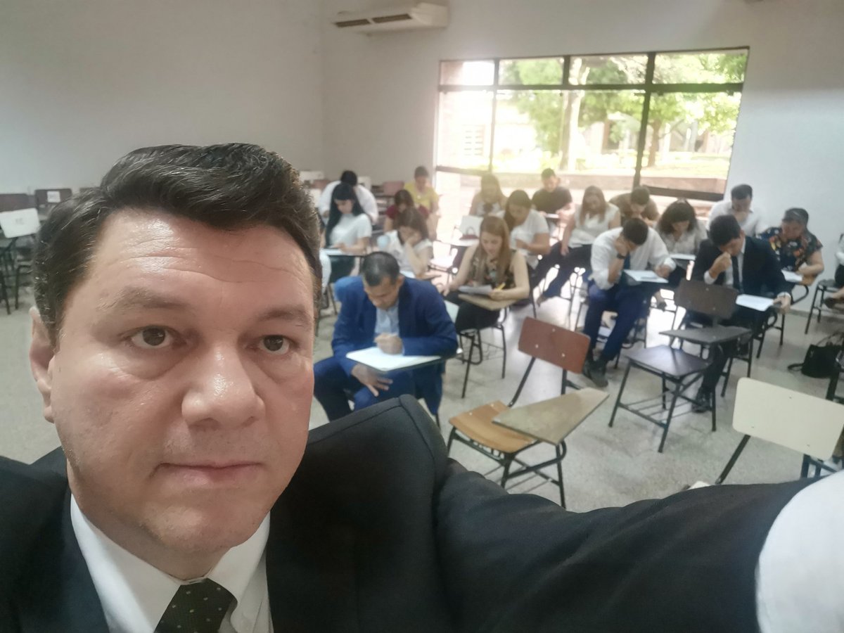 MercadoRotela_E's tweet photo. Hoy 44 alumnos de la Escuela Judicial (Civil B Asunción) culminaron 2 años de conocimientos para el ejercicio d la función judicial. Uno al entregar su examen me dijo: "Gracias a tu examen me doy cuenta lo mucho q me falta para ser juez". Esto se valora: la honestidad intelectual https://t.co/dVqiqvvzFn