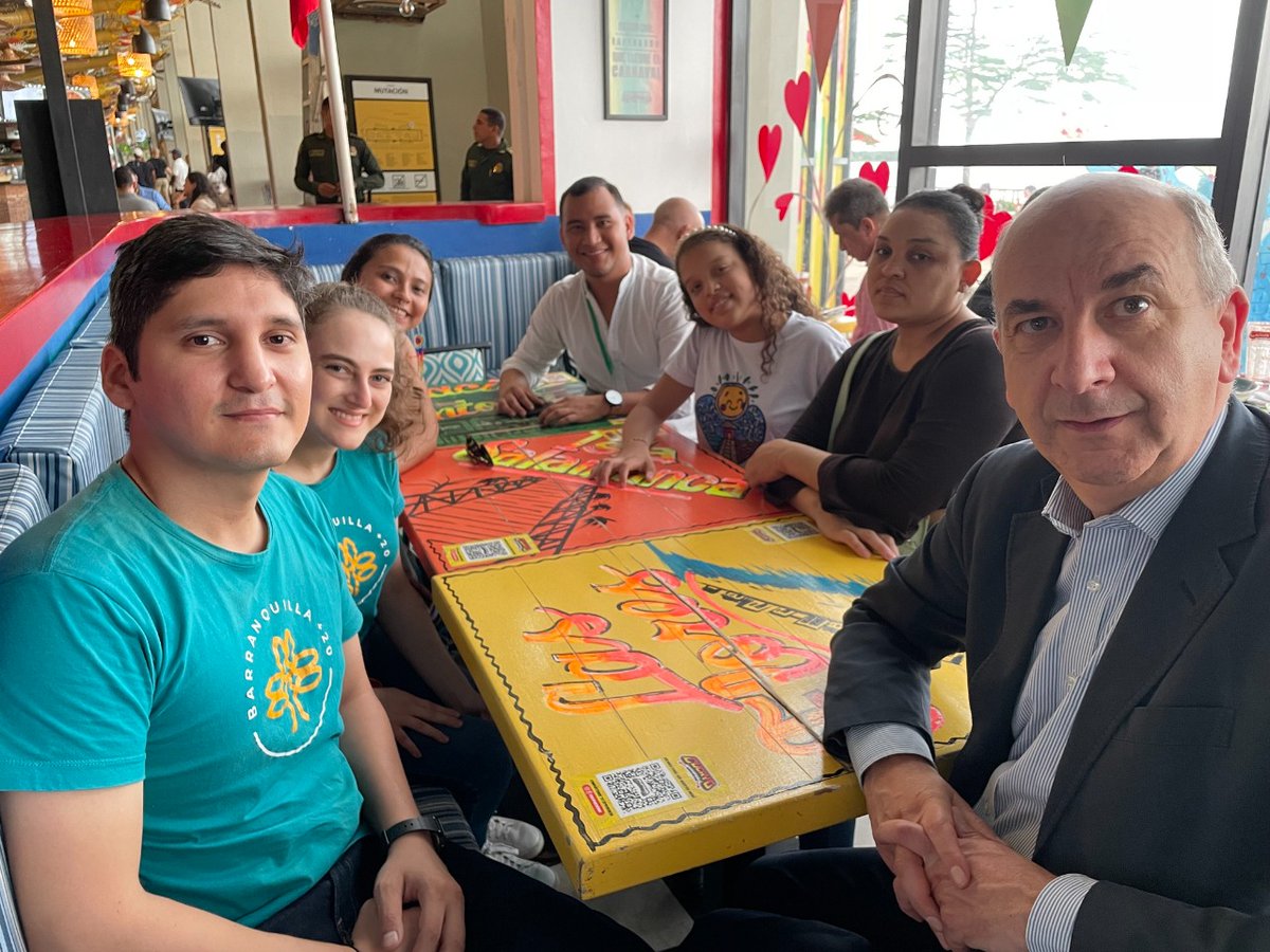 Dore_Fr's tweet photo. Me reuní con integrantes de @Bquillamas20, una organización con una larga trayectoria de acciones a favor de la mitigación del cambio climático, de la preservación de la biodiversidad y de la igualdad de género que fue seleccionada por el @ParisPeaceForum. 

¡Felicitaciones! https://t.co/BAfqrRokcB