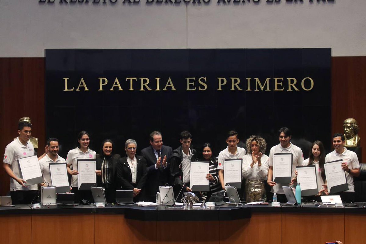 Un honor recibir en el <a href="/senadomexicano/">Senado de México</a> a la Selección Mexicana de Taekwondo, les entregamos un reconocimiento por su destacada participación en el campeonato mundial de #Guadalajara en el que ganaron el título general en el campeonato. Son orgullo y ejemplo nacional.