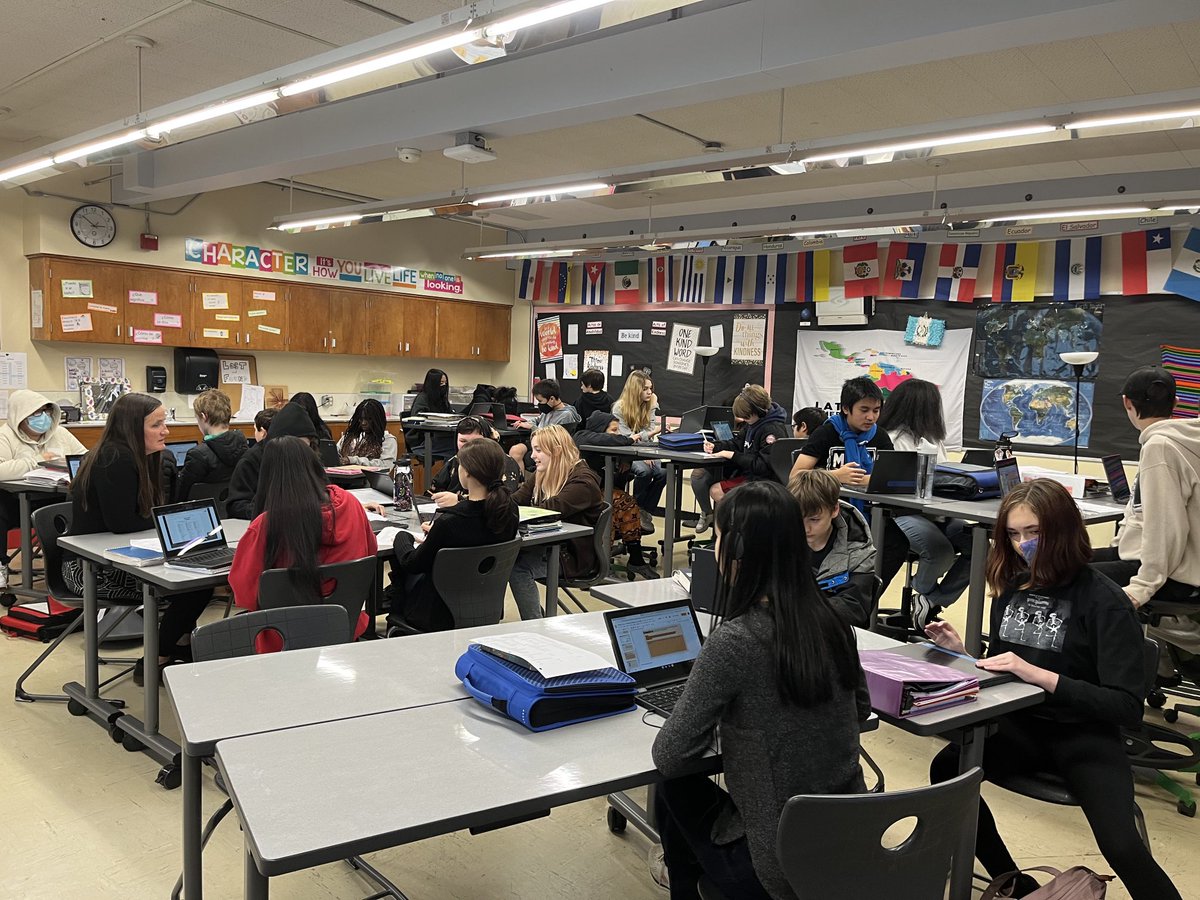 SarahCraneHSD's tweet photo. Students learning Spanish words to describe family members at Brown! https://t.co/V7WZ7Uq7ji