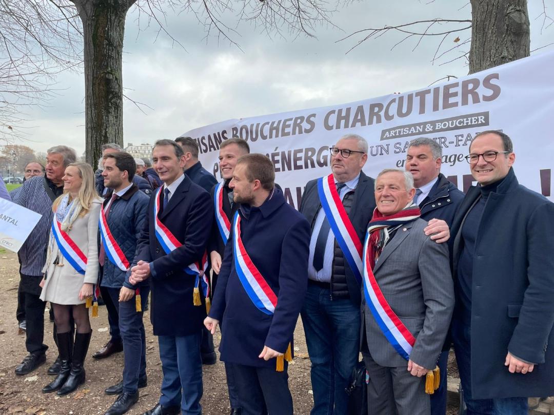 C_GirardRN's tweet photo. J’étais présent ce jour aux côtés des #boucherscharcutiers venus manifester contre l’explosion des prix de l’énergie, qui sans action du gouvernement, risque de mettre en péril leur profession. 

J'ai échangé avec des bouchers #BasAlpins à qui j'apporte mon soutien. https://t.co/iw0gsYHBrg