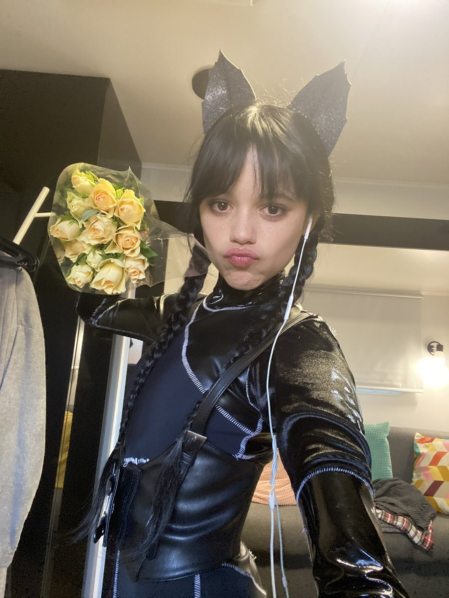 WandinhaBR's tweet photo. 📷 | Jenna Ortega nos bastidores de #Wandinha. https://t.co/TjgtQIrLZA