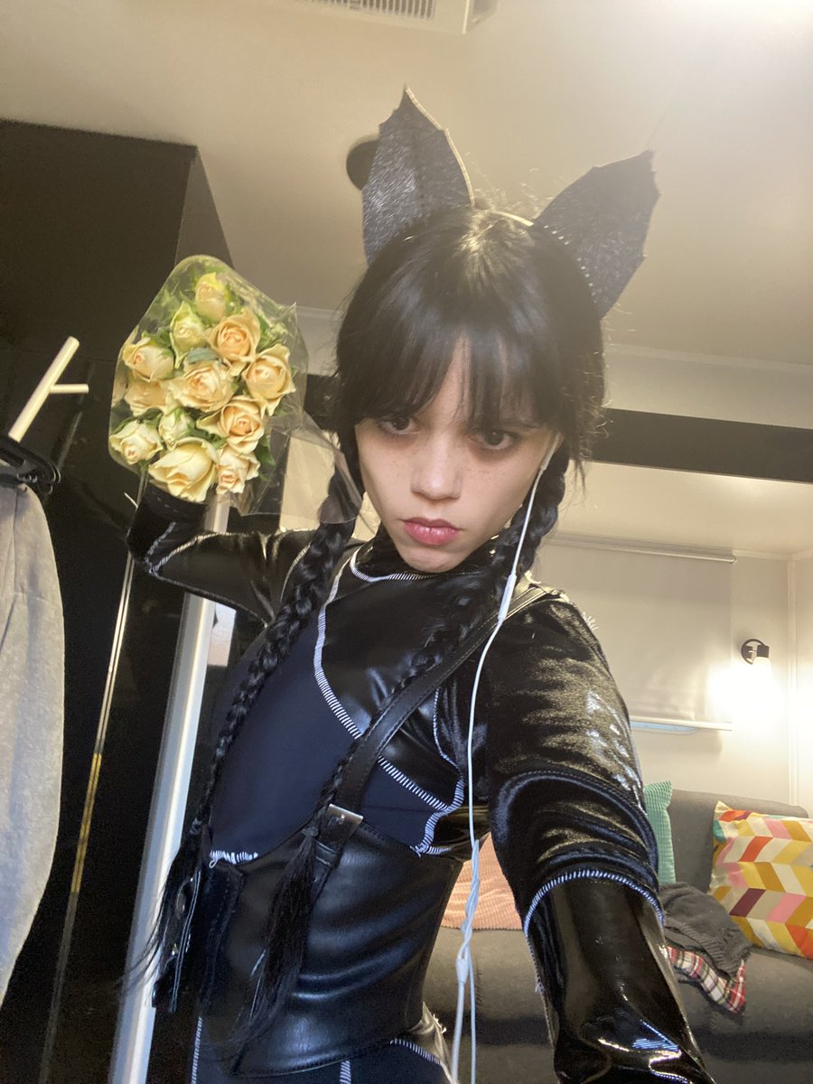 WandinhaBR's tweet photo. 📷 | Jenna Ortega nos bastidores de #Wandinha. https://t.co/TjgtQIrLZA
