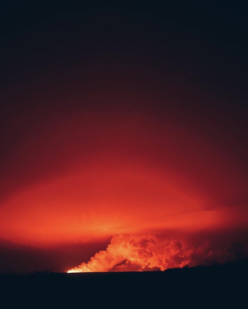 TheTomGeorge's tweet photo. Look close — the face of Pele captured in these pictures from @steadychongnnnn of the Mauna Loa eruption on the Big Island #MaunaLoa #LaKuokoa @KITV4 🌋 https://t.co/zVxRKY13kO