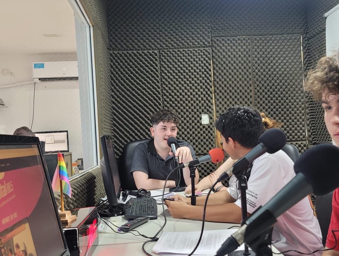 GiovanettL's tweet photo. #InstaCodigoAdolescente hoy al aire por @capital_885 de la @munineuquen
👉Producido y conducido por #adolescentes de nuestra ciudad.
#SecretariaDeCiudadania
#MunicipalidadDeNeuquen💙
@MarianoGaidoOk https://t.co/LuXP8Ex5k4