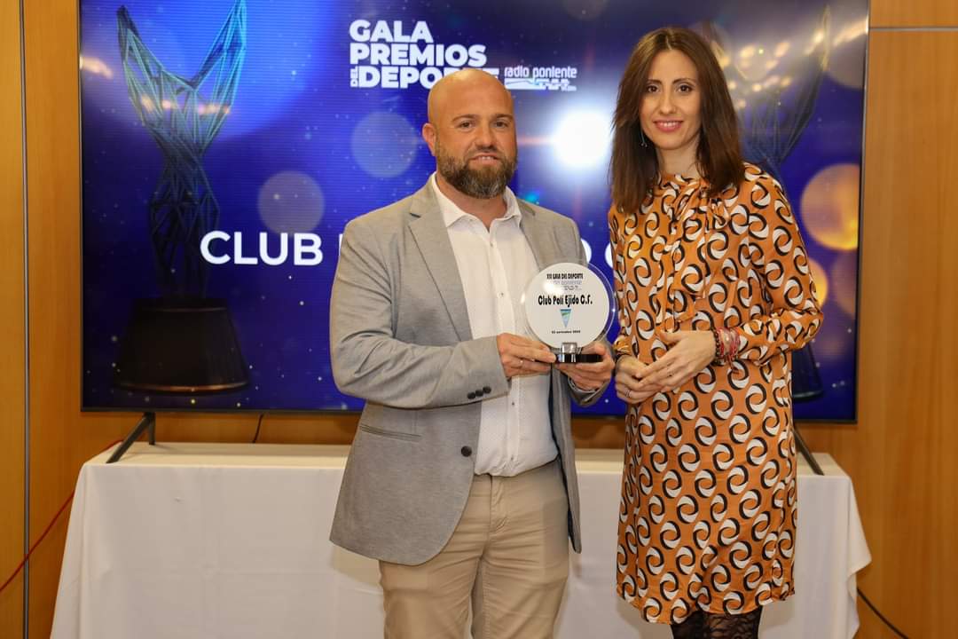 PakoBayo's tweet photo. Simplemente dar las gracias a Radio Poniente por regalarnos una noche estupenda rodeados de grandes deportistas y amigos. 
Es un honor que nuestro humilde club reciba dos obsequios de reconocimiento a nuestra buena labor. #MuchPoli https://t.co/tV4UyVL1eL