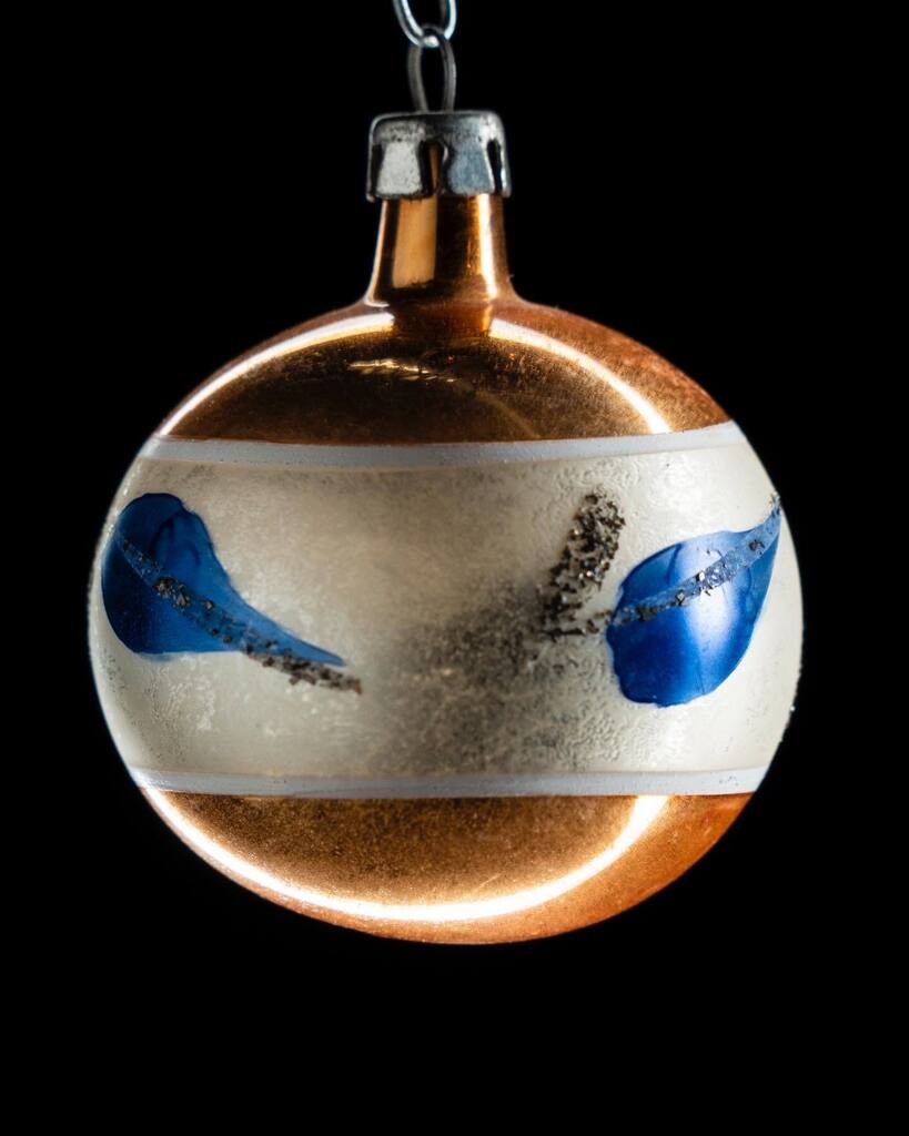 haluminphoto's tweet photo. Photography lighting of antique Christmas ornaments with Halumin. #photography #photographylighting #photographer #christmasdecor #chrsitmasphotography #halumin https://t.co/S29XC1EySX
