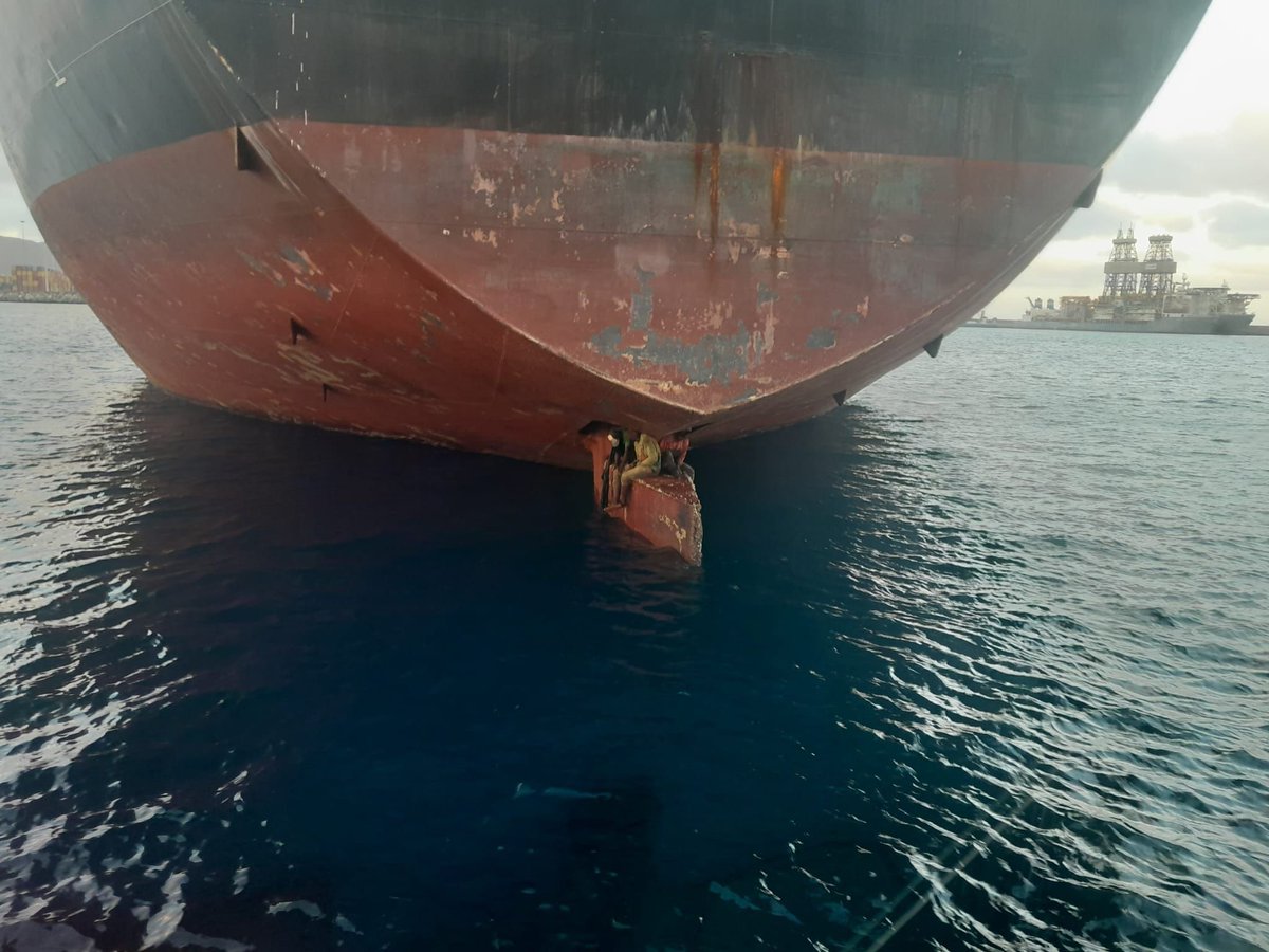 LaLibertadDig's tweet photo. Tres hombres viajaron desde Nigeria a las Islas Canarias sentados en el timón de un petrolero. Fueron encontrados y tratados por deshidratación después del viaje de 11 días en el mar. Vía CBS https://t.co/2rewoYdS45