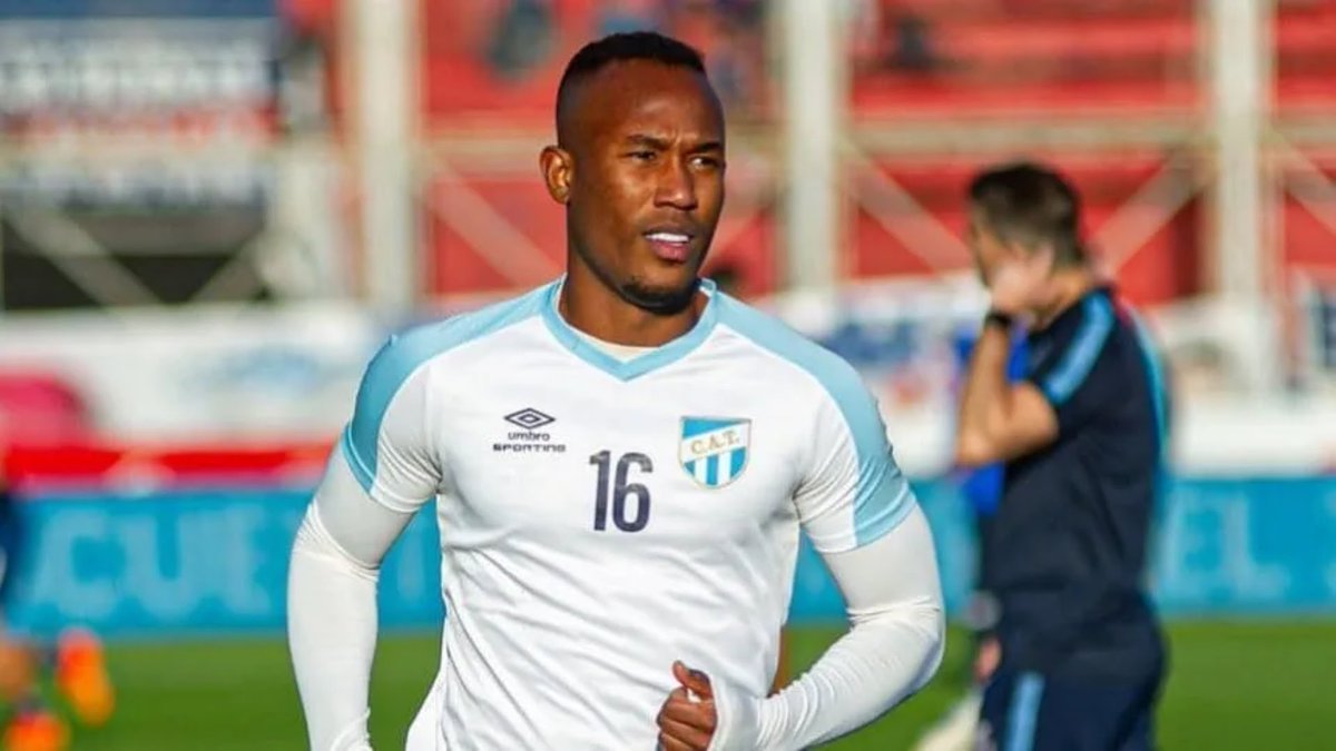 Deportes_click's tweet photo. Andrés Balanta, jugador colombiano de Atlético Tucumán, falleció en las últimas horas mientras entrenaba con su equipo. Tenía 22 años.

#DeportesAUnClick https://t.co/UTWP5RQ74I
