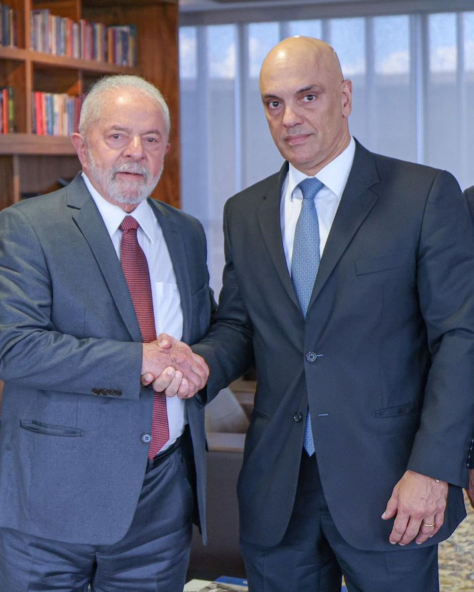 choquei's tweet photo. 🚨BRASIL: Alexandre de Moraes antecipa e diz que a diplomação de Lula será no dia 12 de dezembro.

A entrega do diploma oficializa o resultado das eleições, sendo o último passo do processo eleitoral. Dia 1º de janeiro, Luiz Inácio Lula da Silva toma posse. https://t.co/J8dOO6Y3Qm