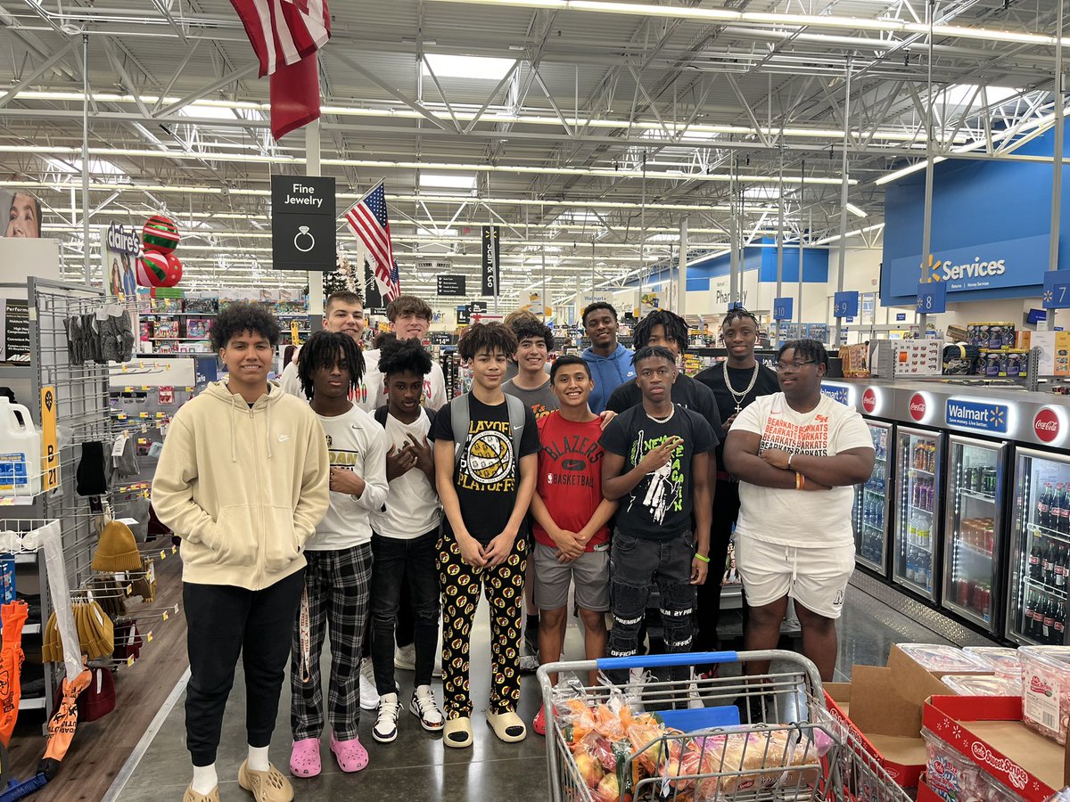 KatyJordanHoops's tweet photo. Took practice off this afternoon to get some shopping done! #SantaCops #GoldStatus https://t.co/8TRIrxkuNp