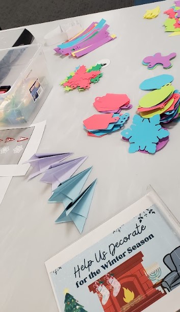 luddenlibrary's tweet image. #deckthehalls #library Supplies are out and ready for you to take a break and cut, color, sparkle, tape, and hang..... #takeflightLCCC #studentsuccess begins with #imagination