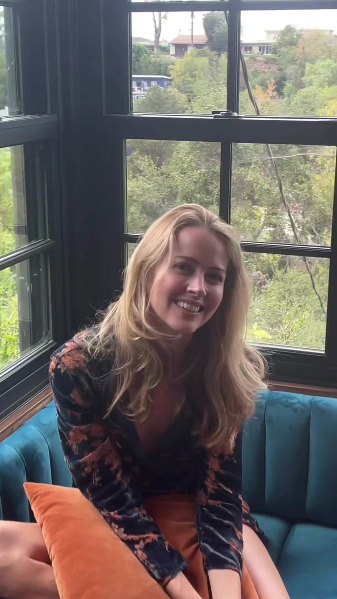 rootsnose's tweet photo. She is so cute 😍 #AmyAcker https://t.co/XHTi5lB0IF