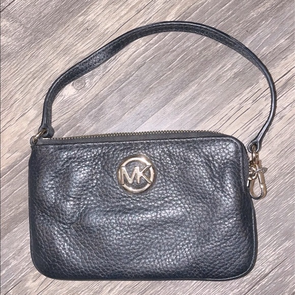 Just__Krissie's tweet photo. So good I had to share! Check out all the items I'm loving on @Poshmarkapp from @jcamp1982 @brittkneesmithh #poshmark #fashion #style #shopmycloset #trishawaldron #michaelkors #shareevent: https://t.co/3NERLNxjpB https://t.co/cvXcgEUomG