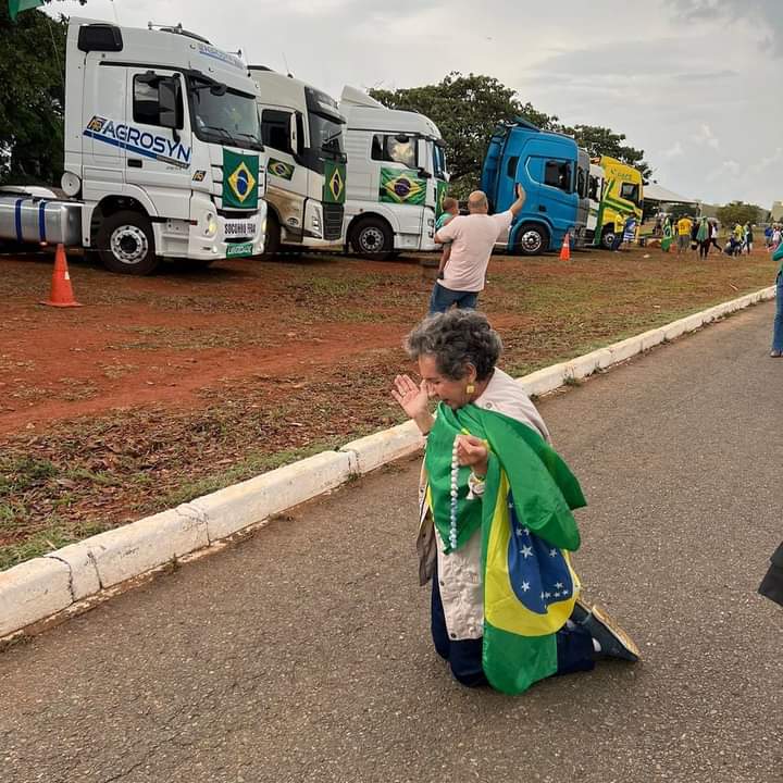 ElisMeira2's tweet photo. @KatieDaviscourt We will not leave the streets! 🇧🇷✊🏼 https://t.co/8wR3HwwL37