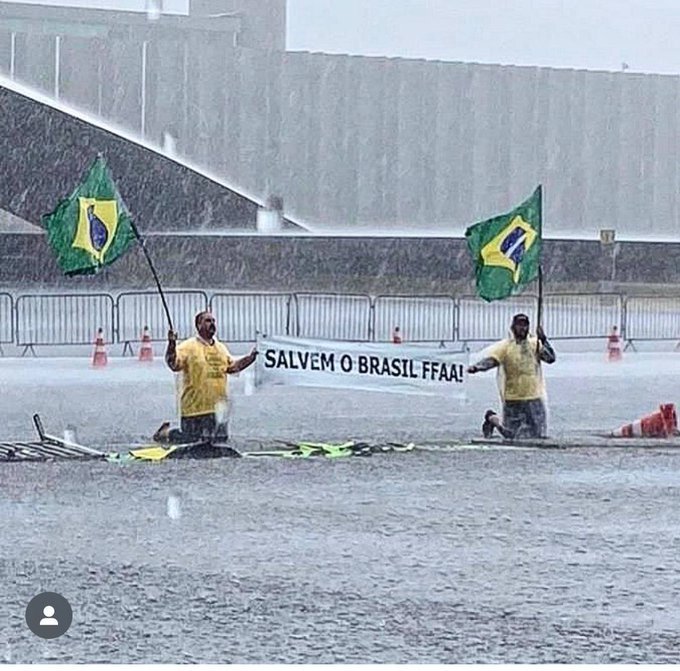 ElisMeira2's tweet photo. @KatieDaviscourt We will not leave the streets! 🇧🇷✊🏼 https://t.co/8wR3HwwL37