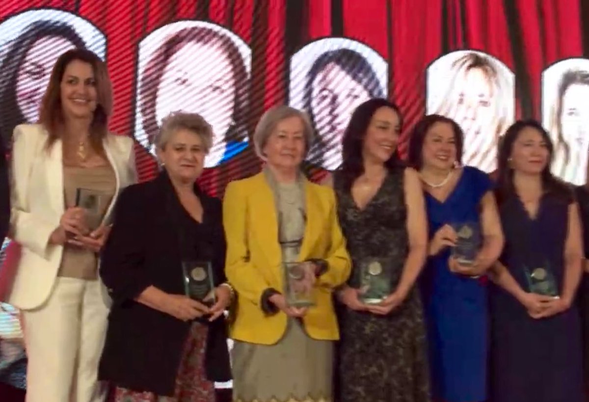 SociosCCS's tweet photo. La presidenta de la Cámara de Comercio de Santiago, María Teresa Vial, recibe el reconocimiento “100 Mujeres Líderes 2022” en la categoría “Ejecutivas”, galardón que es entregado por @MEmpresarias y @ElMercurio_cl 🏅#100ML2022 https://t.co/eAvkO59Nzl