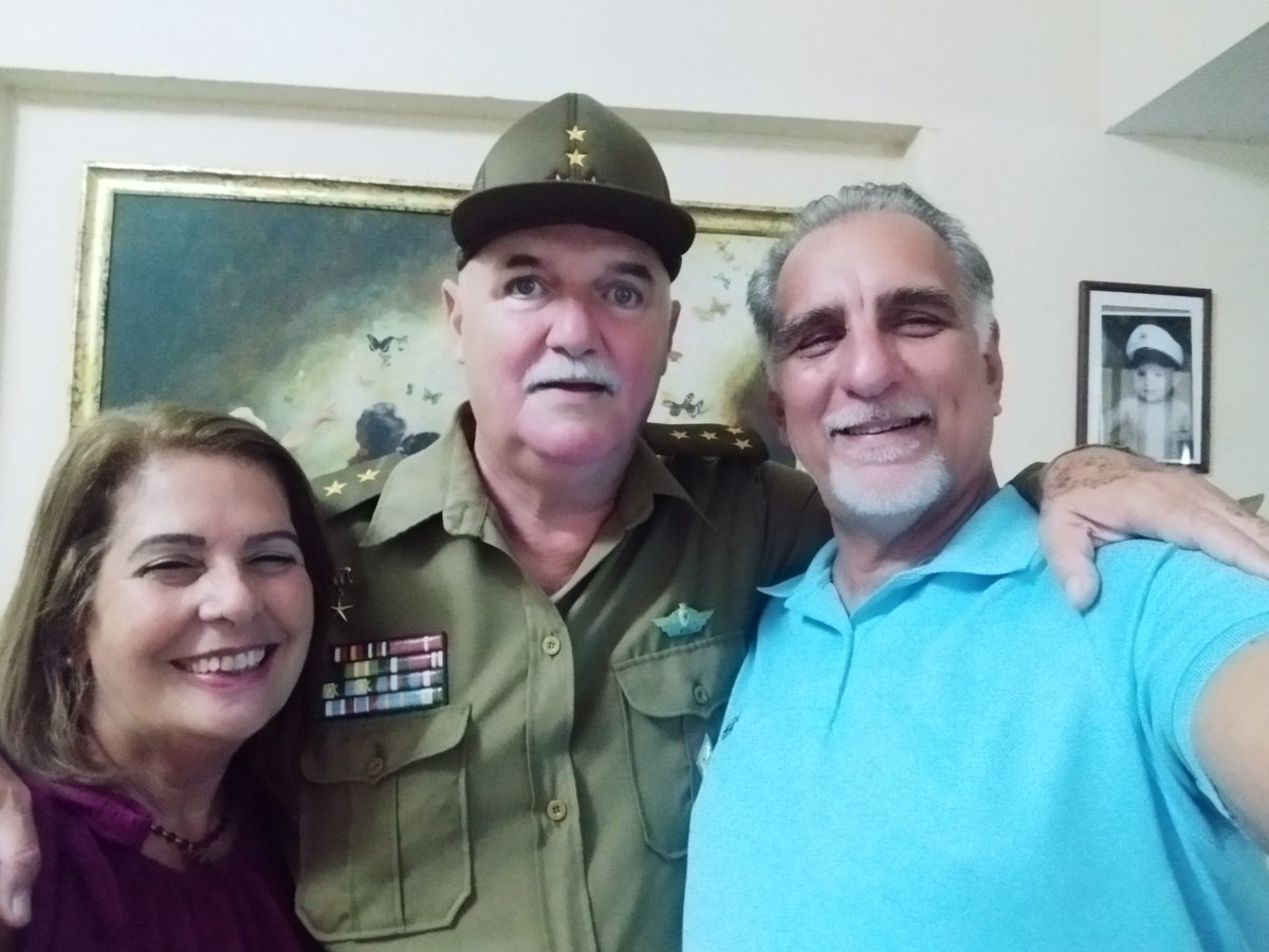 Felices con el ascenso a Primer Coronel de nuestro hermano Orlando Cardoso Villavicencio. Merecidisimo, justo, bien ganado. Un hombre extraordinario para todos los tiempos. Honrar, honra.