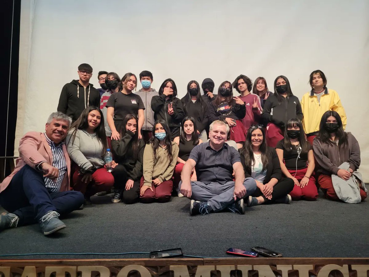 estrellaalphard's tweet photo. Con mis estudiantes de #AstronomíaLDV junto al gran astrónomo @MarioHamuy luego de su charla y presentación de su libro #ViajeAlBigBang 📚
Quedamos felices con todo lo que aprendimos y lo que pudimos compartir con él 🌟🔭
#DivulgaciónAstronómica #DivulgaciónCientífica #Astronomía https://t.co/TpnkvgnKZ5