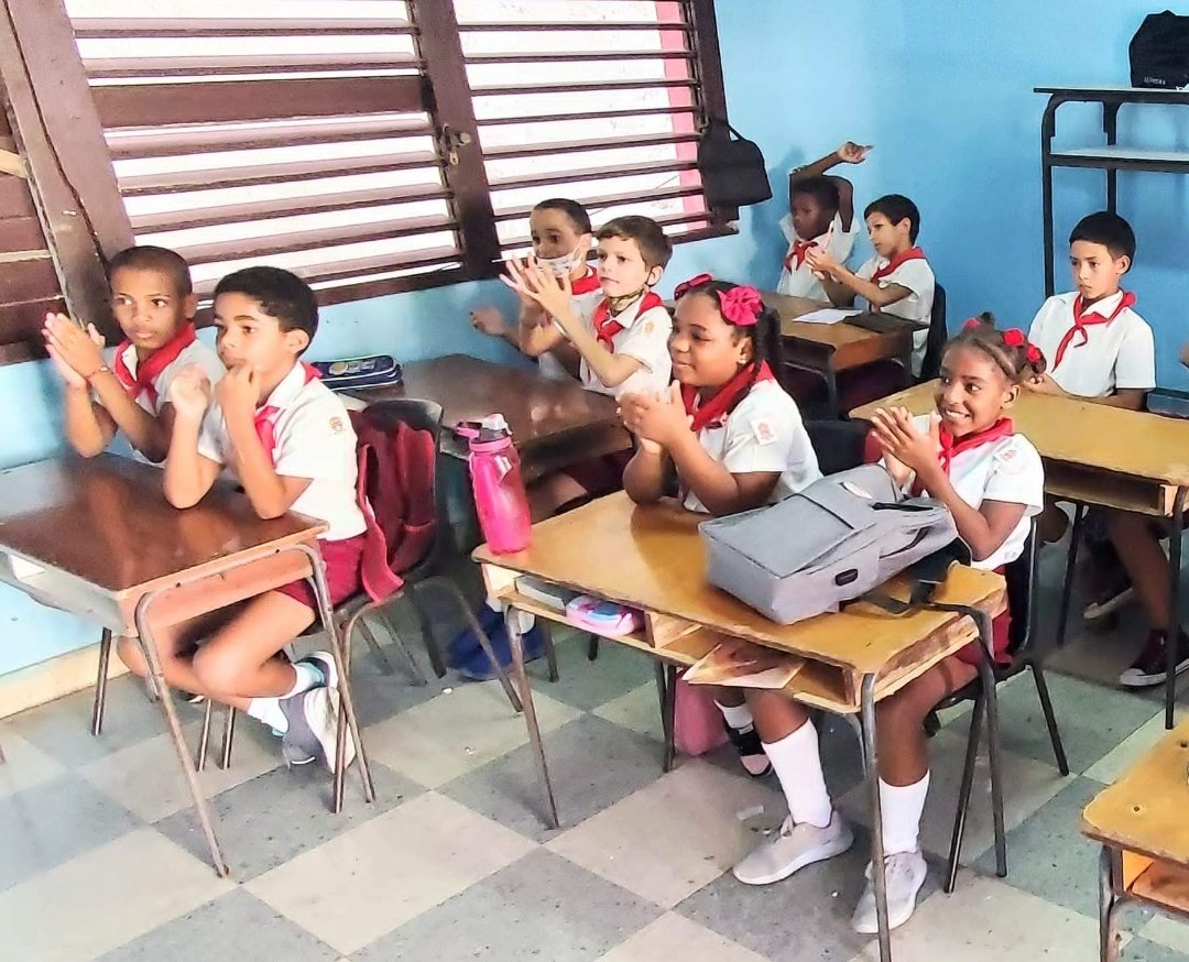 PlazaDmc's tweet photo. La escuela primaria Amistad Cuba-México de El Fanguito fue escenario de una reedición de los Talleres del Círculo de Interés de Cine"El Chicuelo", creados en la #CasadeCulturadePlaza, en 1994, por la filóloga Conchita Calá. 

📷Claudio Aguilera
 @cubacineicaic @CnccCreacion https://t.co/wPkg7Lu0Wa