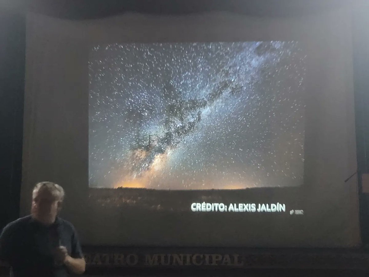 estrellaalphard's tweet photo. Con mis estudiantes de #AstronomíaLDV junto al gran astrónomo @MarioHamuy luego de su charla y presentación de su libro #ViajeAlBigBang 📚
Quedamos felices con todo lo que aprendimos y lo que pudimos compartir con él 🌟🔭
#DivulgaciónAstronómica #DivulgaciónCientífica #Astronomía https://t.co/TpnkvgnKZ5