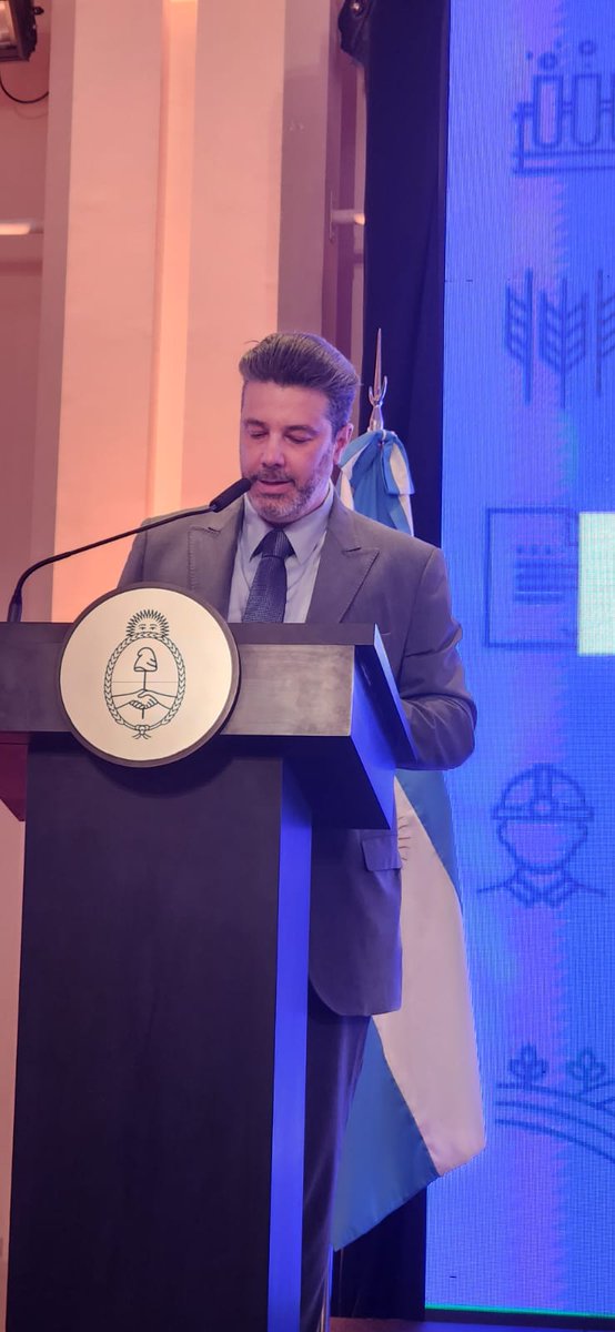 Esta tarde asistimos a la entrega de los Premios #Exportar  El canciller  <a href="/SantiagoCafiero/">Santiago Cafiero</a> y <a href="/LaTodescaBocco/">La Todesca</a> encabezaron el acto. Los #Exportar son un reconocimiento que se otorga a empresas por su capacidad de vender productos argentinos al 🌐 ¡Felicitaciones!
