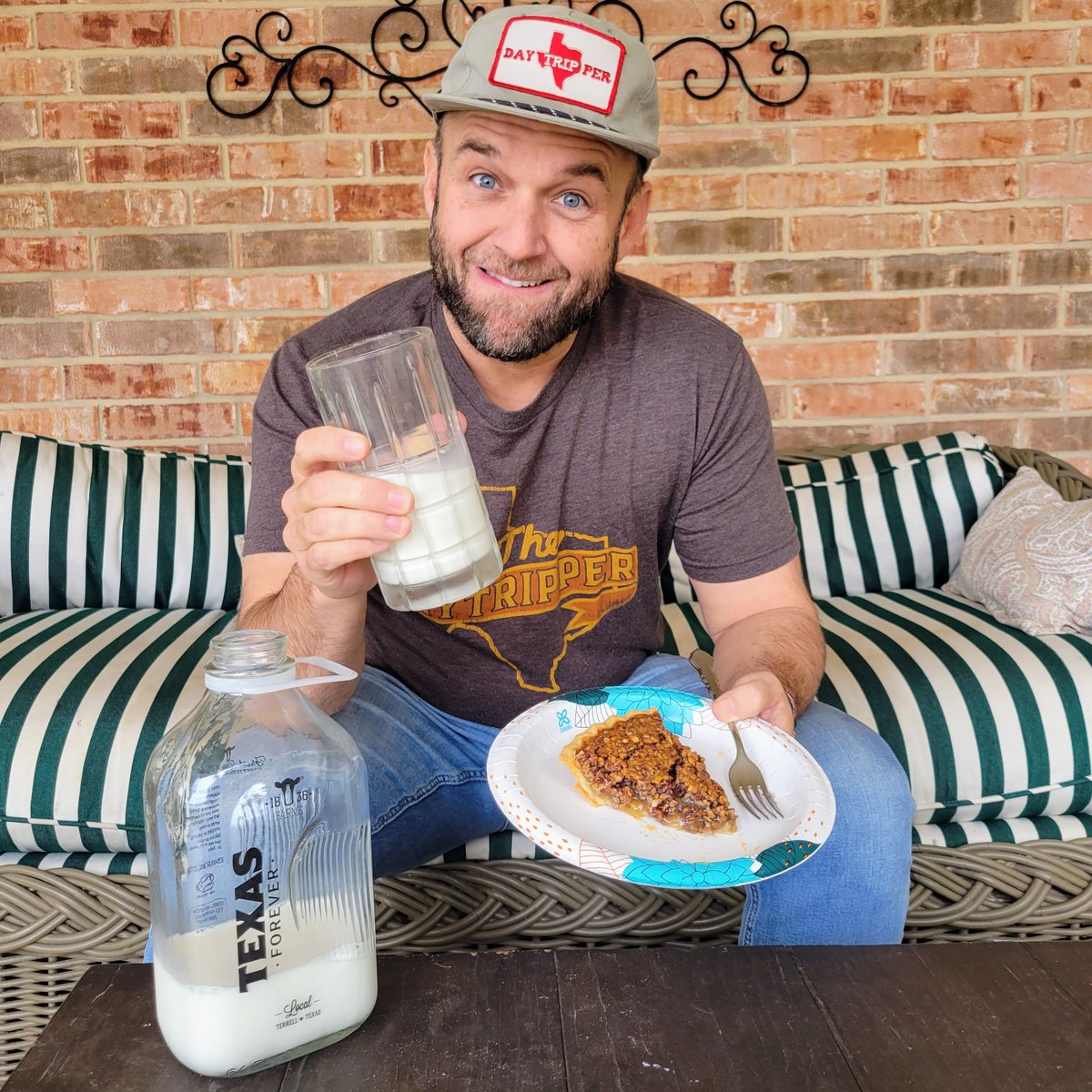 ChetTripper's tweet photo. I don't know about y'all, but I find it near impossible to eat a good piece of pie without a glass of milk. Y'all with me on that? It doesn't get much more Texan than a slice of pecan pie and a glass of @1836Farms milk. https://t.co/WYMSDEQRNo