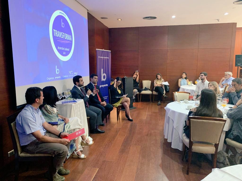 SubseJusticiaCl's tweet photo. Subsecretario @jgajardofalcon participa en premiación Sello Transforma de Fundación Proyecto B, que trabaja con empresas privadas en la reinserción laboral de jóvenes en situación de vulnerabilidad e infractores de ley.
@fproyectob
@Sename_gobierno🌱 https://t.co/Q8uFm05i9Z