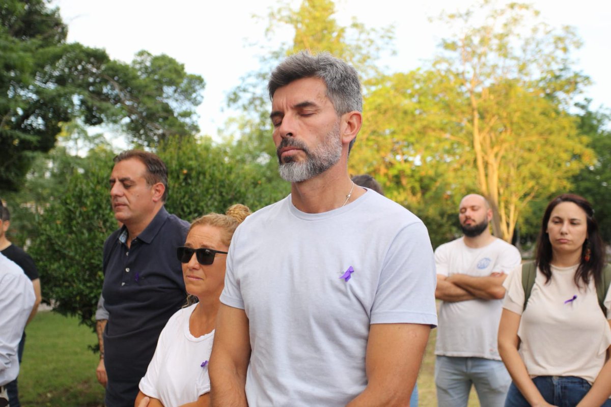 UlpianoSuarez's tweet photo. En los últimos años, un banco rojo se convirtió en uno de los símbolos que visibilizan a las víctimas de femicidio y la lucha constante en contra de los actos de violencia contra las mujeres. https://t.co/DPbPDn14WC