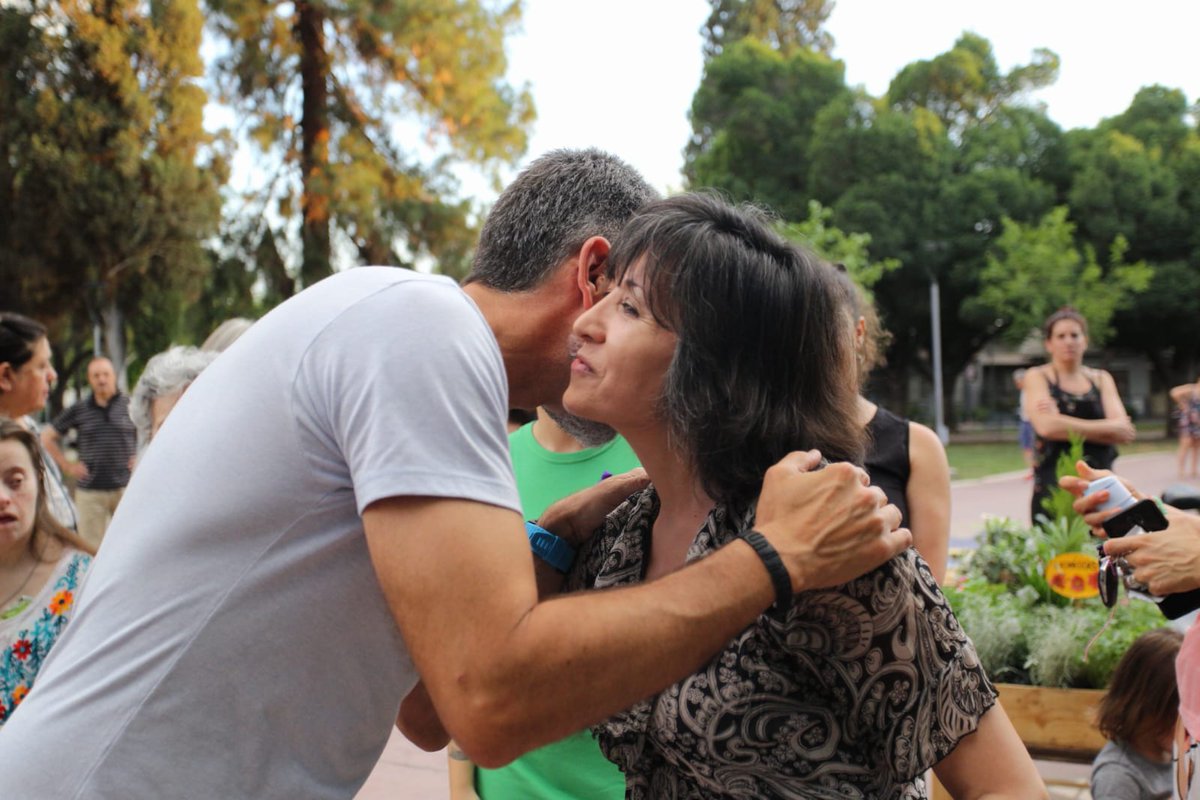 UlpianoSuarez's tweet photo. En los últimos años, un banco rojo se convirtió en uno de los símbolos que visibilizan a las víctimas de femicidio y la lucha constante en contra de los actos de violencia contra las mujeres. https://t.co/DPbPDn14WC