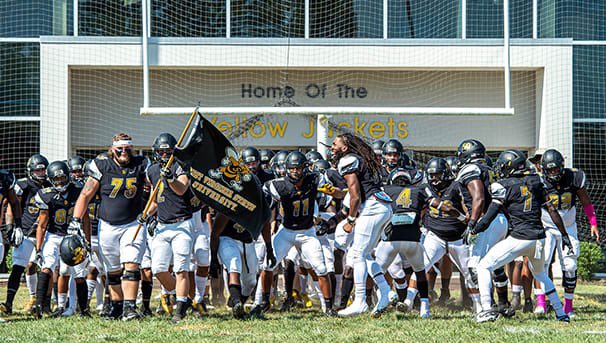 JBateman9_'s tweet photo. After a GREAT conversation with @CoachLeez and @DrewChance_10. I am thankful to receive an offer to West Virginia State University! #GoYellowJackets 

@hhspioneersfb @SwingRTP @CoachJ_5 https://t.co/eVmdA2xDT3